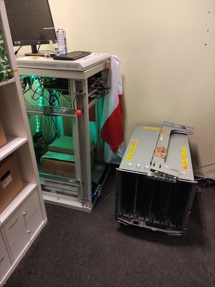 Szafa rackowa w Hackerspace Pomorze